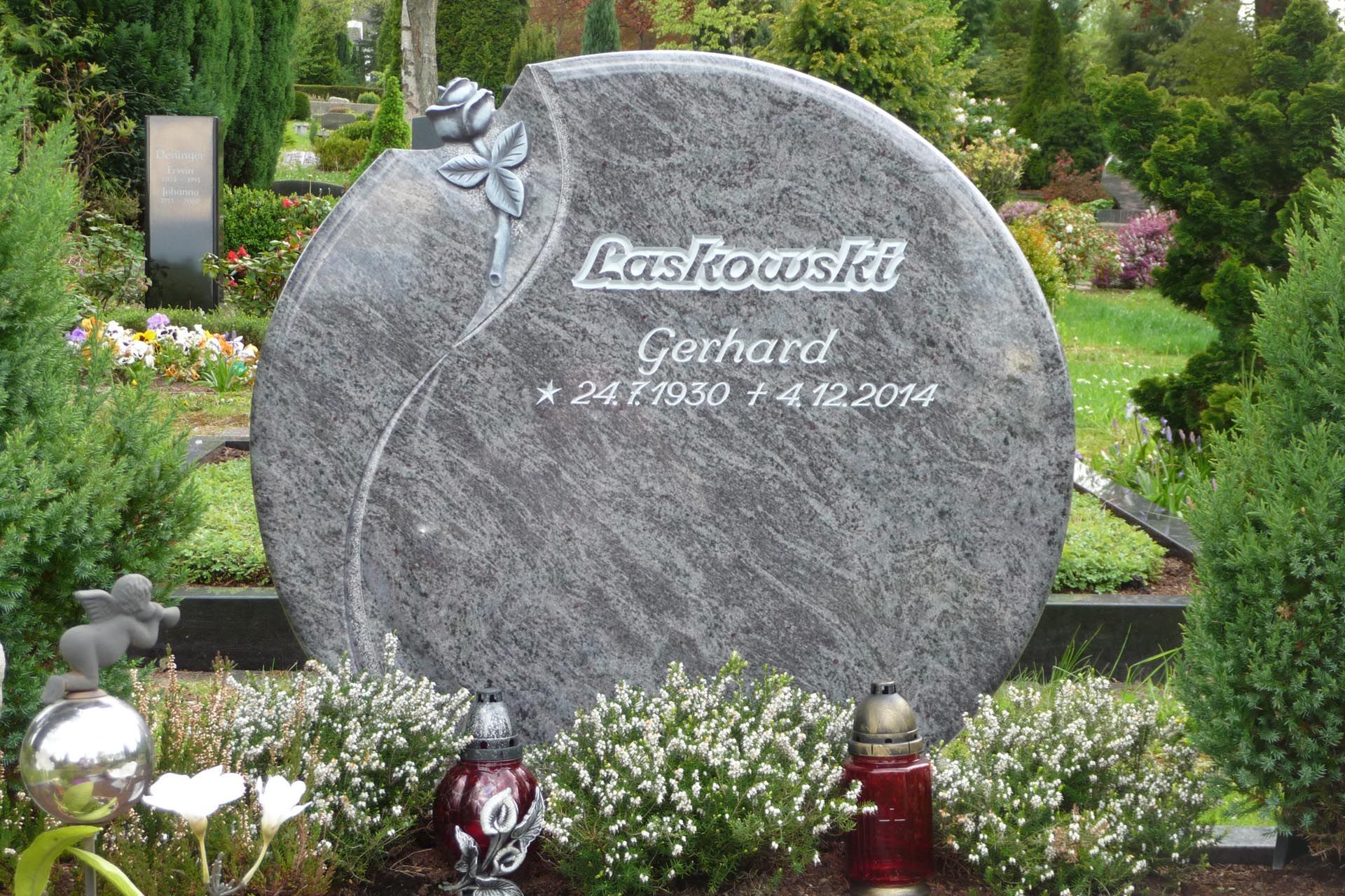 Ein Grabstein mit Schriftzug von der Grabmale Lehmann GmbH & Vosberg