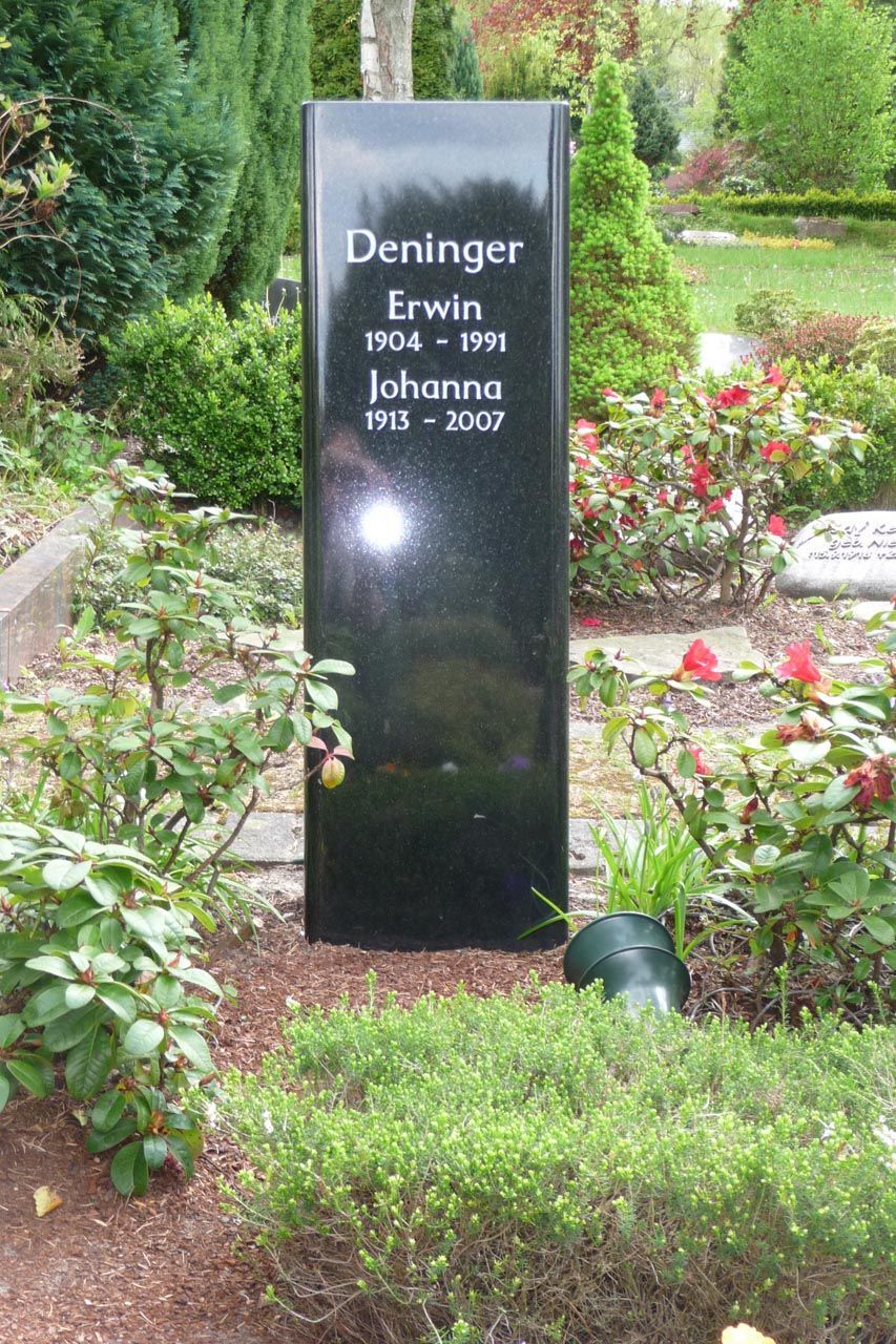 Ein Grabstein mit Schriftzug von der Grabmale Lehmann GmbH & Vosberg