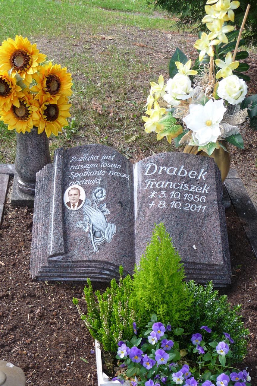 Ein Grabstein mit Schriftzug von der Grabmale Lehmann GmbH & Vosberg