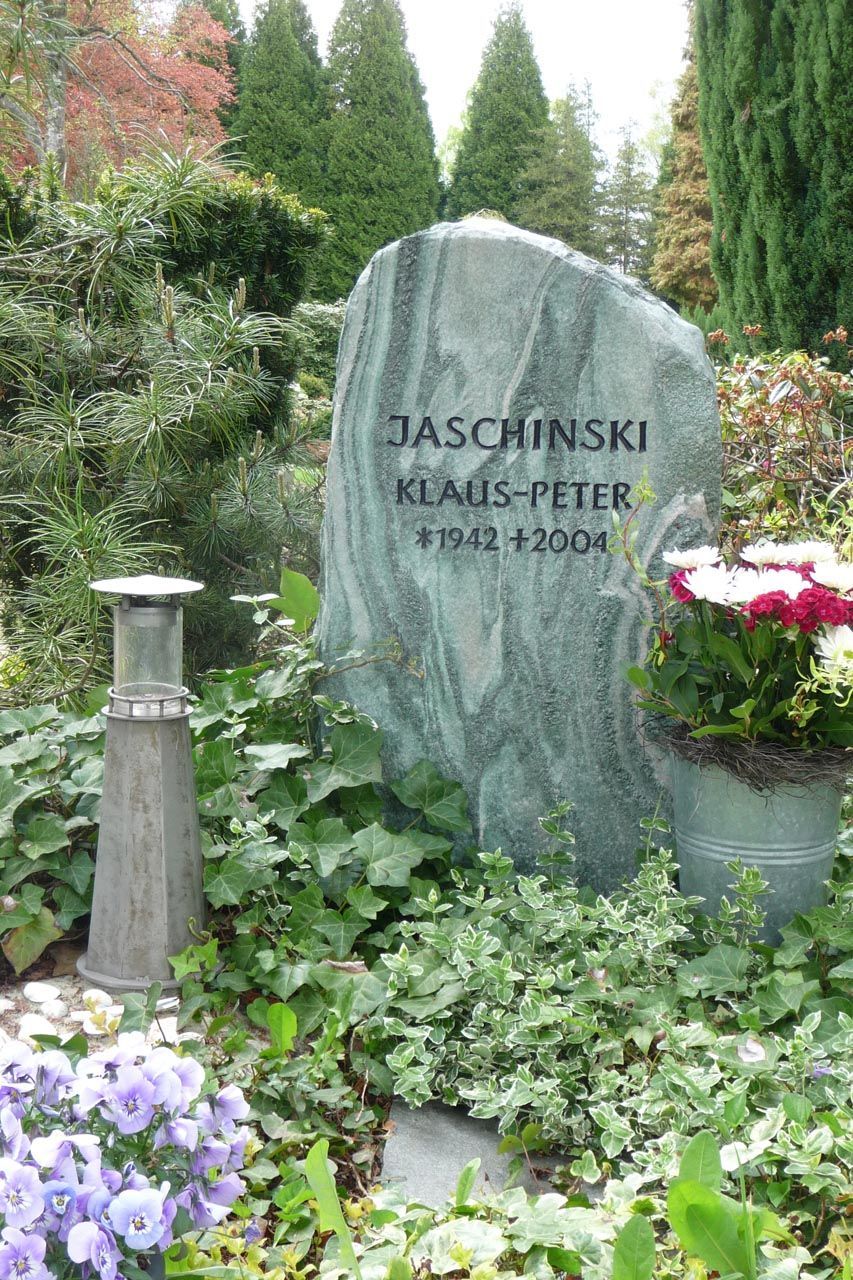 Ein Grabstein mit Schriftzug aus Metal von der Grabmale Lehmann GmbH & Vosberg