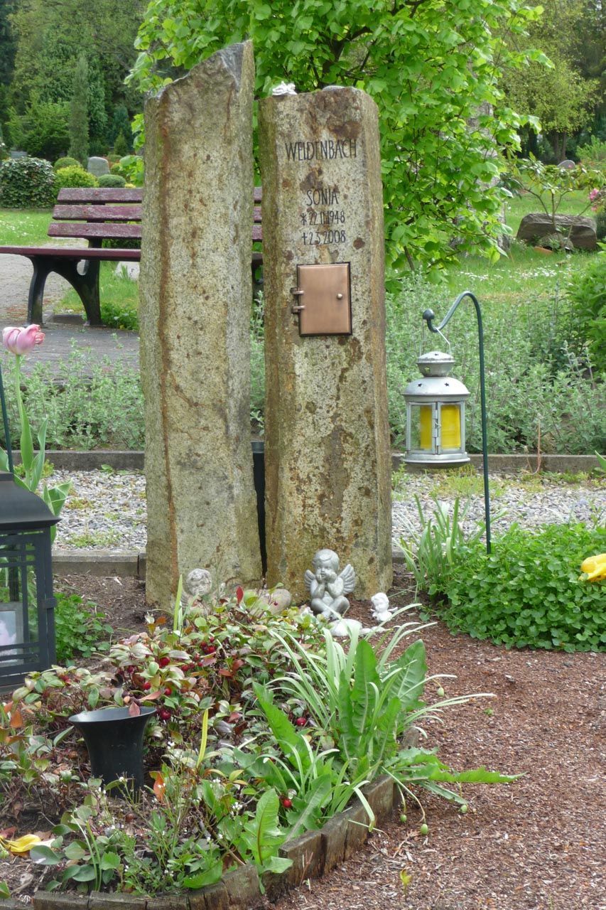 Zwei Grabsteine mit Schriftzug von der Grabmale Lehmann GmbH & Vosberg