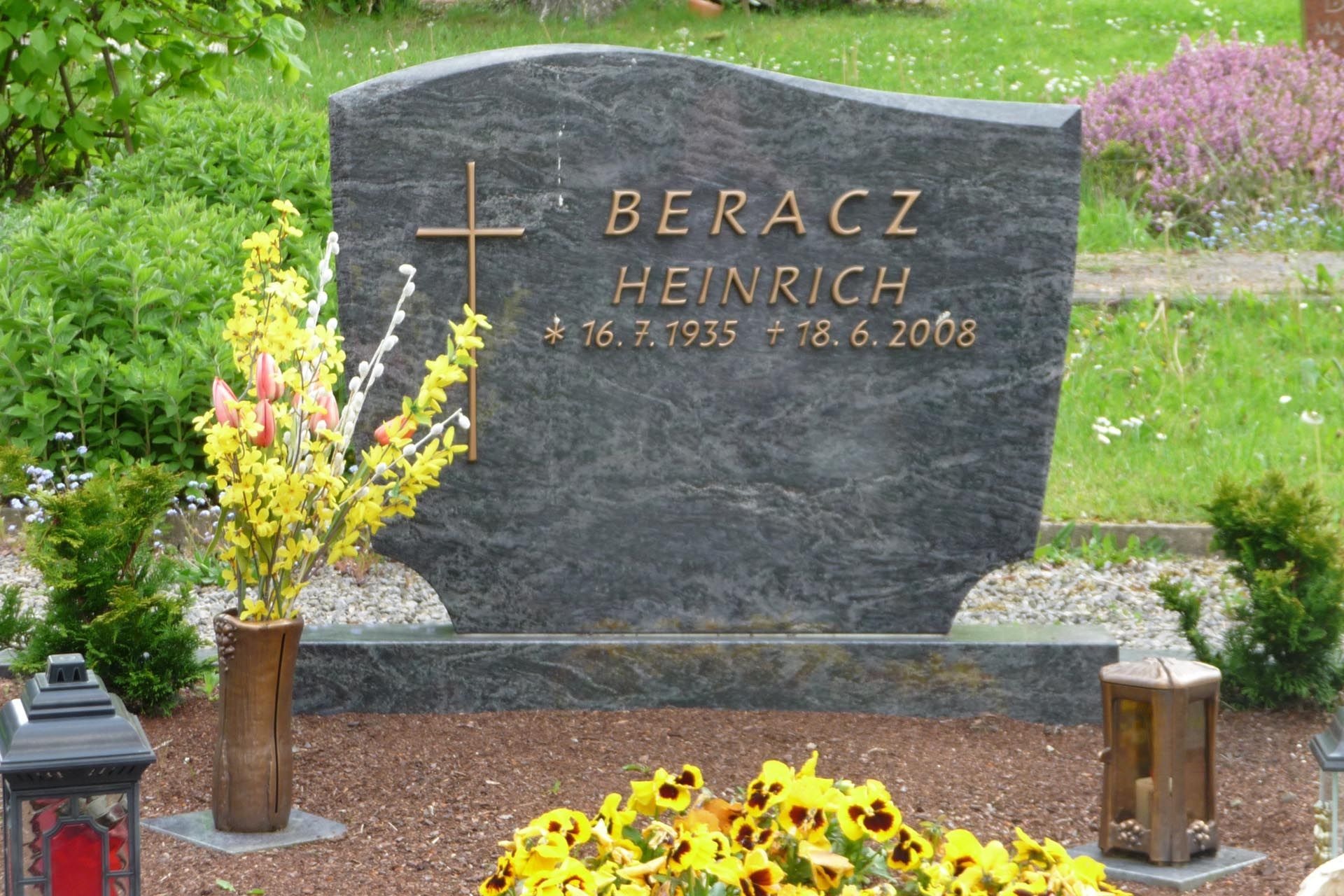 Ein Grabstein mit Schriftzug aus Metal von der Grabmale Lehmann GmbH & Vosberg