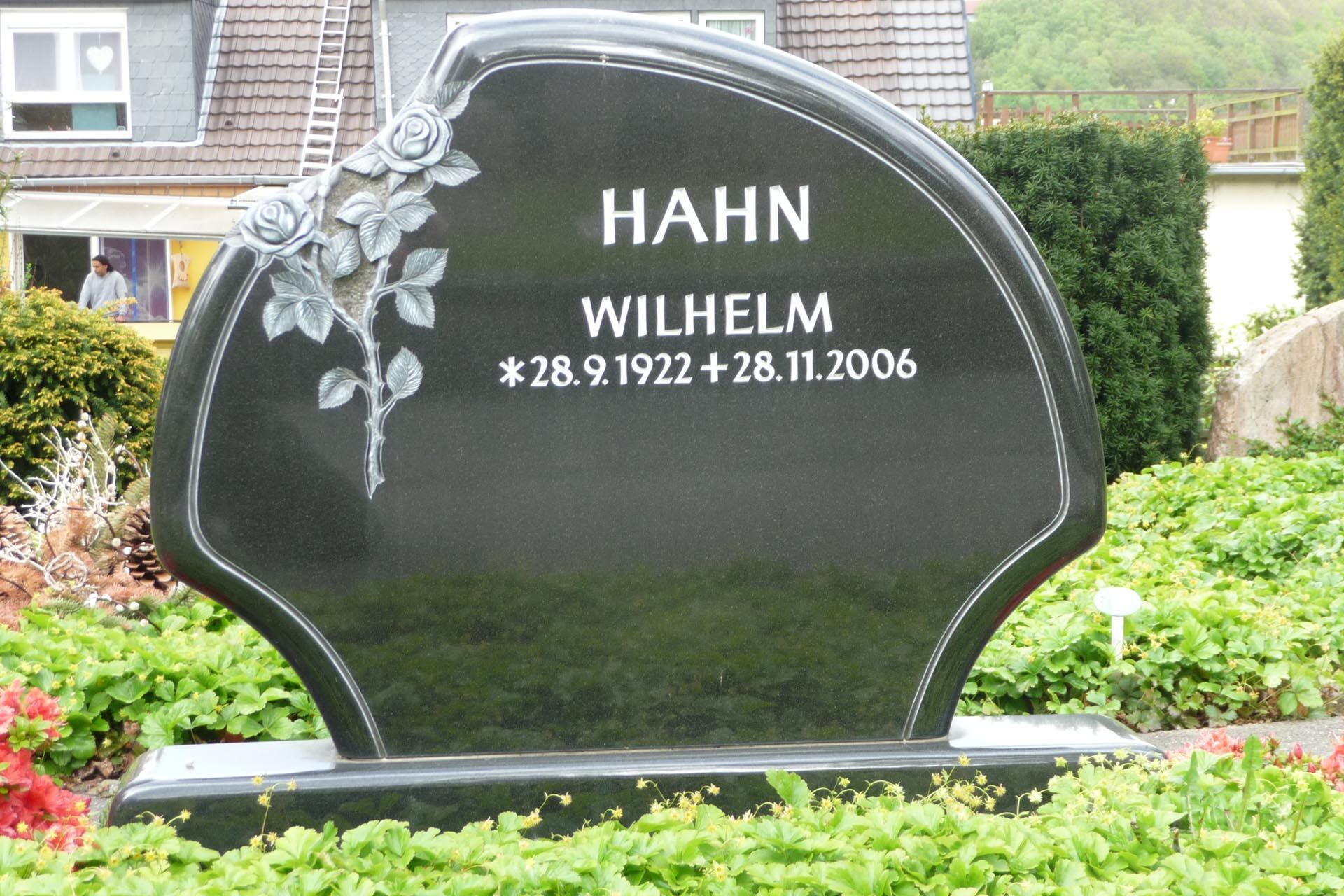 Ein runder Grabstein mit Schriftzug und Blume von der Grabmale Lehmann GmbH & Vosberg