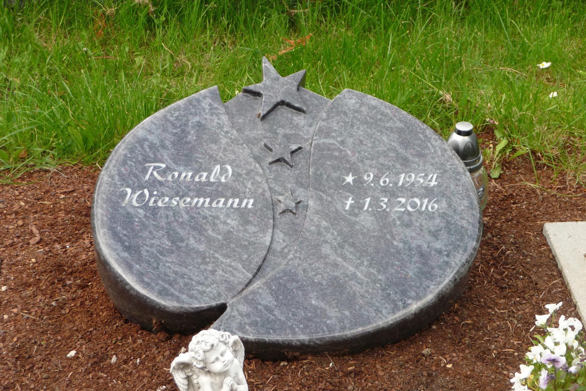 Ein Grabstein mit Schriftzug von der Grabmale Lehmann GmbH & Vosberg