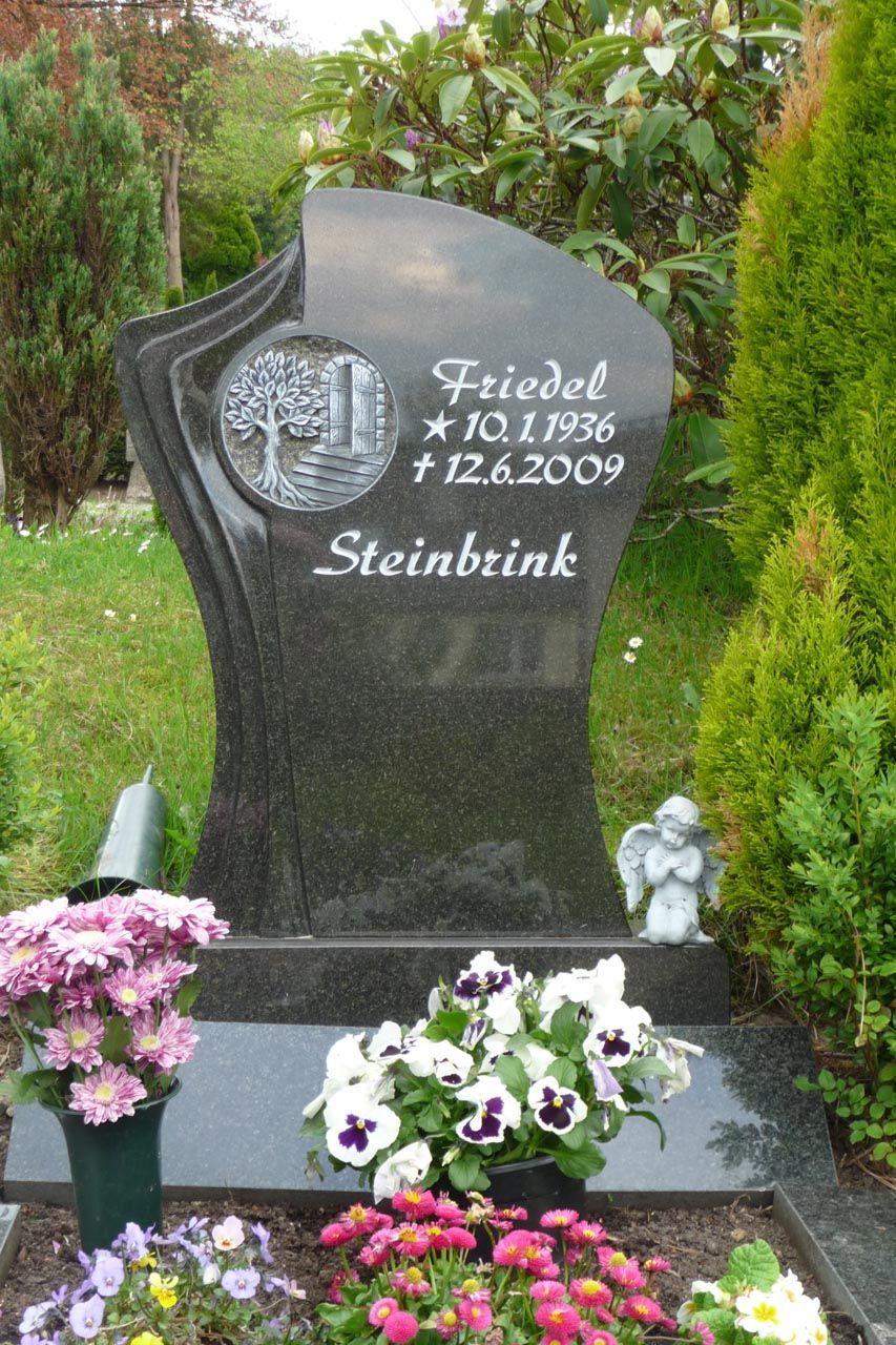 Ein Grabstein mit Schriftzug von der Grabmale Lehmann GmbH & Vosberg