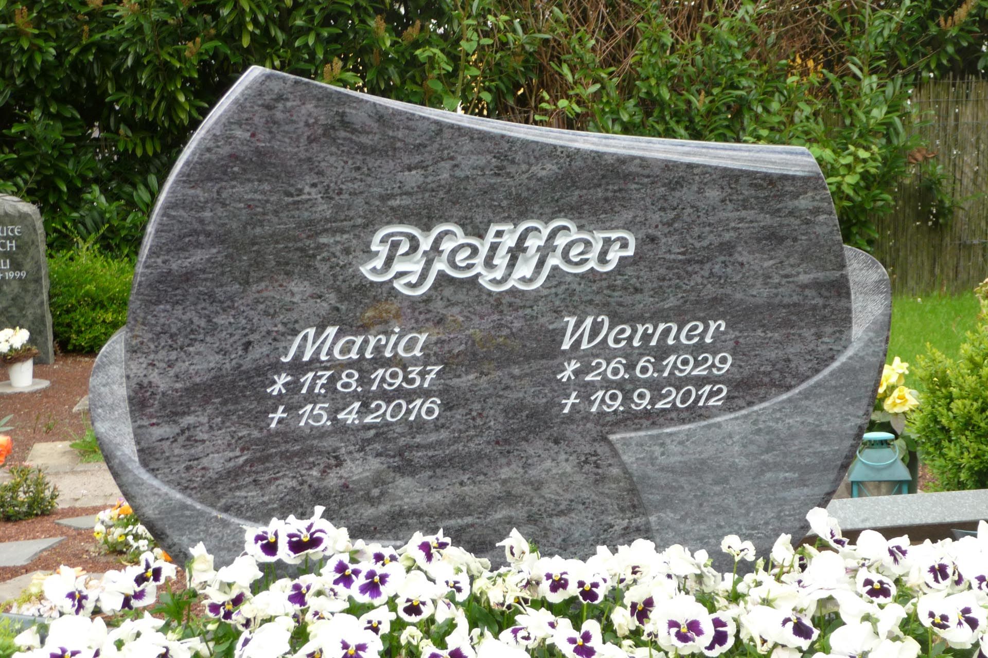 Ein Grabstein mit Schriftzug von der Grabmale Lehmann GmbH & Vosberg