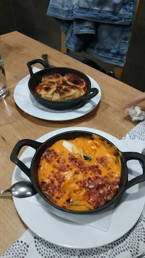 Dos platos de comida están sobre una mesa de madera.