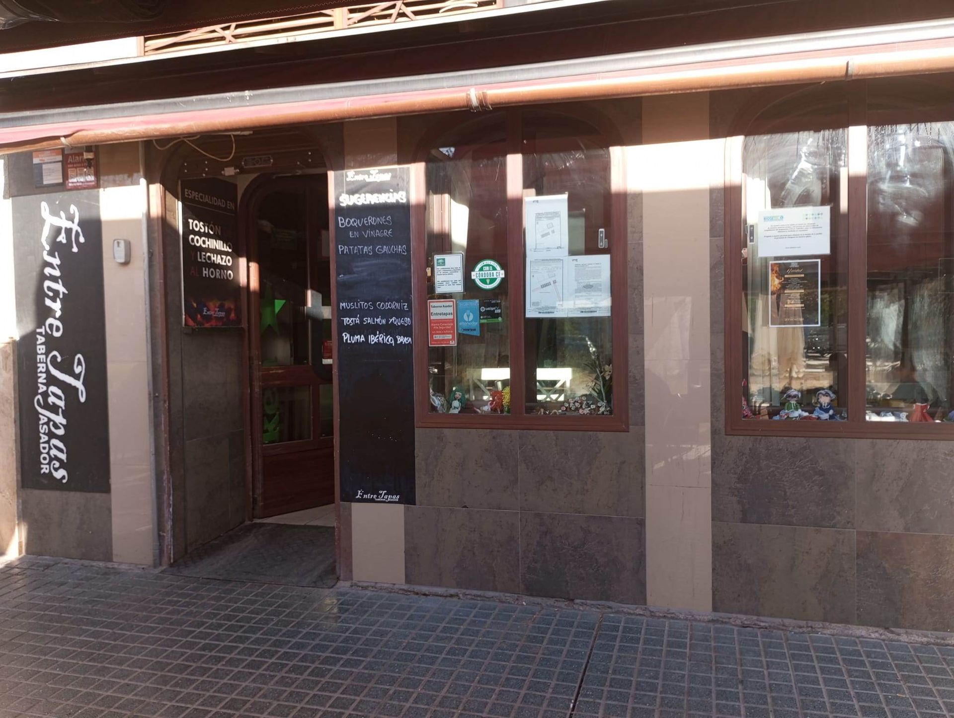 Un restaurante con un cartel que dice 'zitterfabrik'