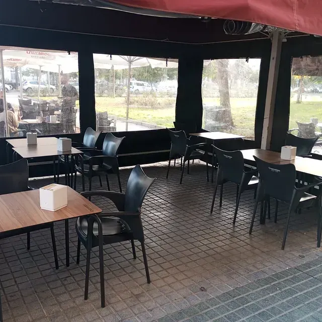 Un restaurante con mesas, sillas y servilletas.