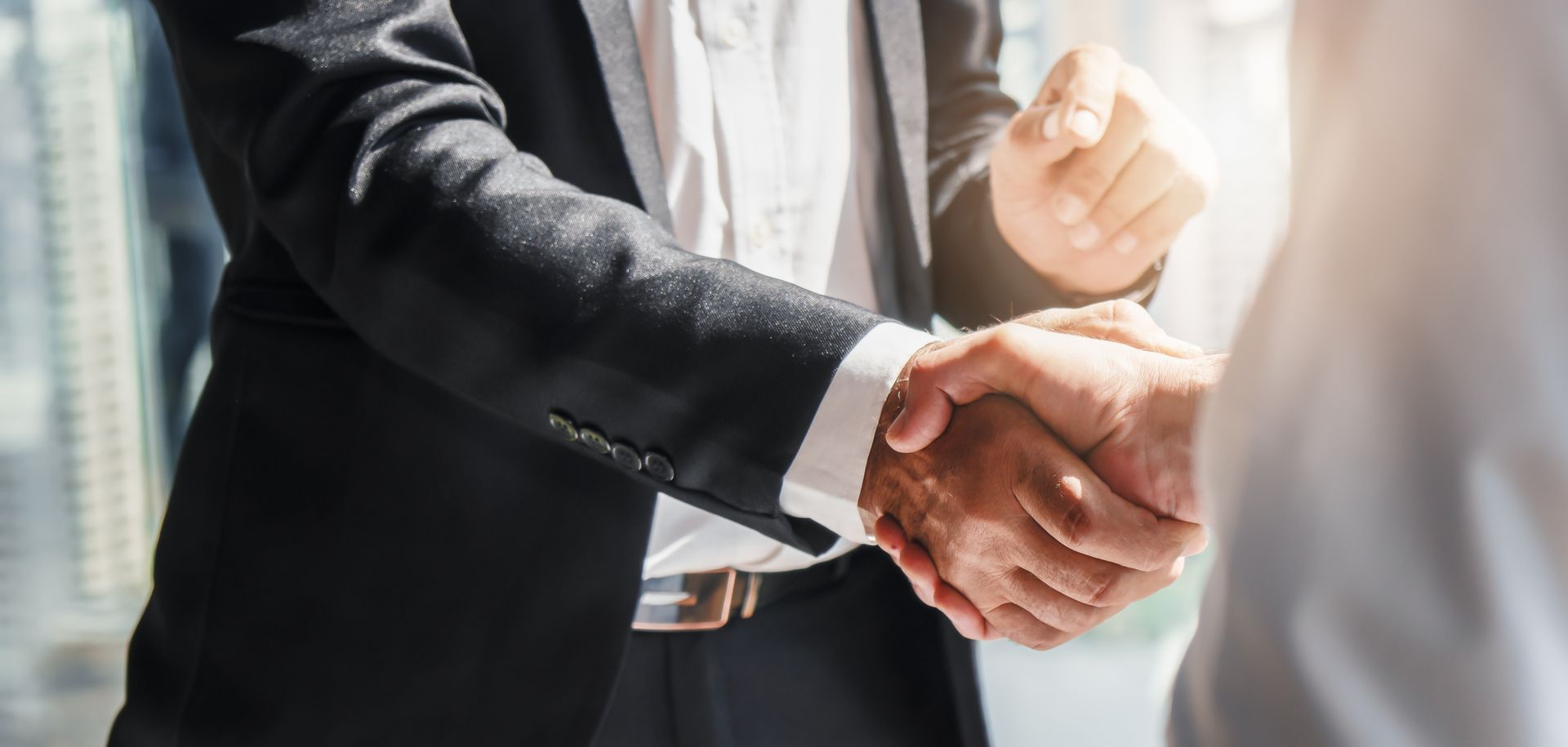 Deux hommes d'affaires se serrant la main, signifiant un accord ou une entente.