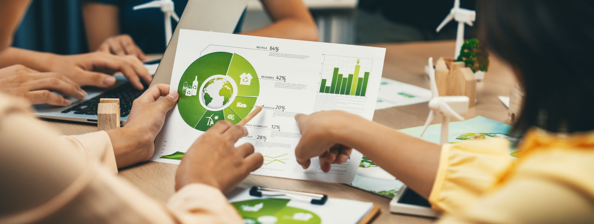Des personnes qui consultent des graphiques avec des teintes vertes.