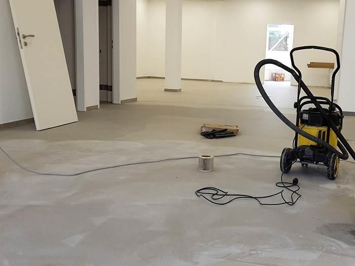 Ein Staubsauger steht in einem leeren Raum auf dem Boden