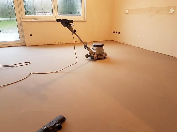 In einem Zimmer steht ein Staubsauger auf dem Boden.