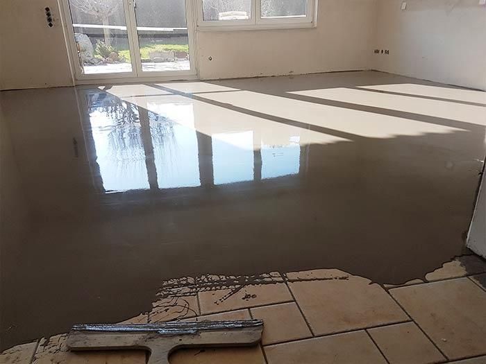 In einem Raum liegt eine Kelle auf einem gefliesten Boden.