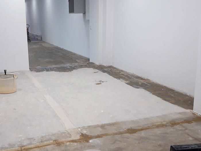 In der Mitte eines Raumes befindet sich ein Betonboden.