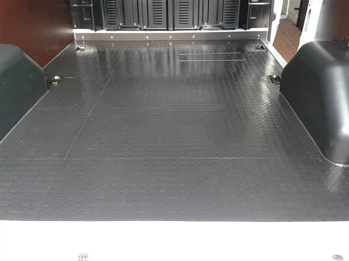 Das Innere eines Lieferwagens mit schwarzem Gummiboden