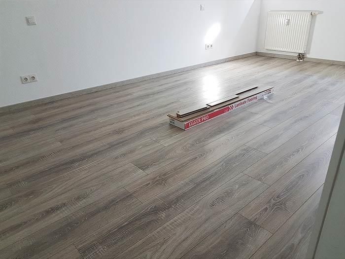 Ein Raum mit Holzboden und Heizkörper.