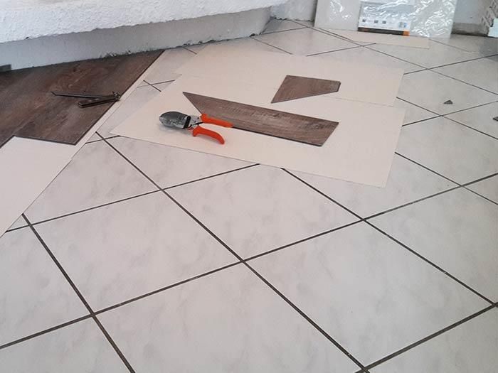 Eine Zange liegt auf einem Fliesenboden