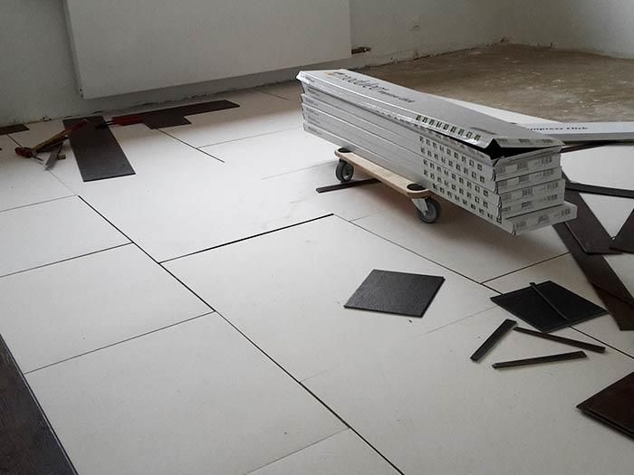 Ein Stapel Kisten auf einem Wagen auf einem gefliesten Boden