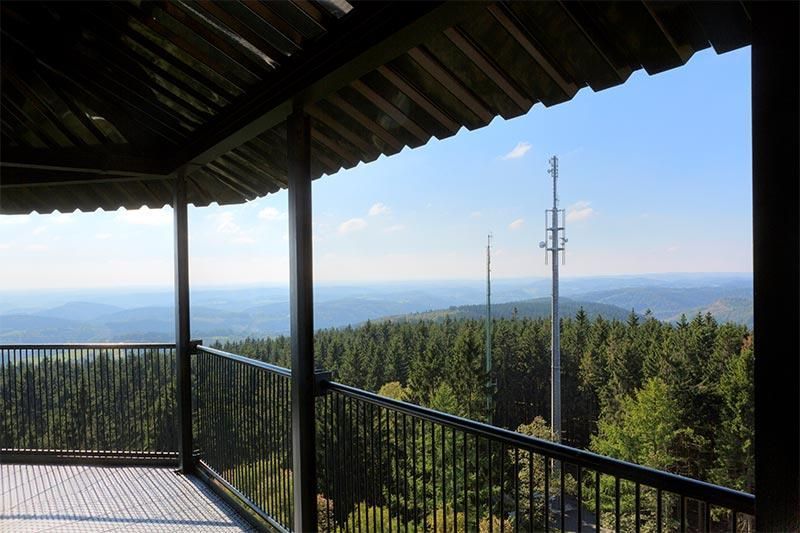 Ein Balkon mit Blick auf Wald und Berge