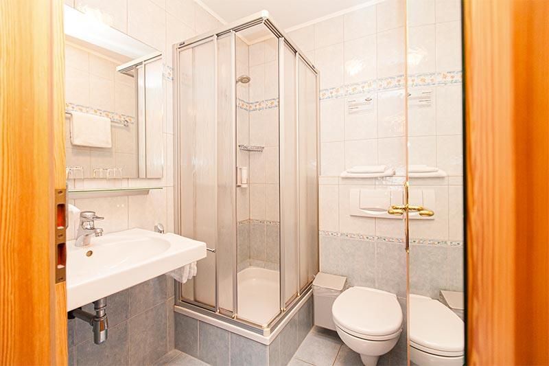 Ein Badezimmer mit Waschbecken, Toilette und Dusche.