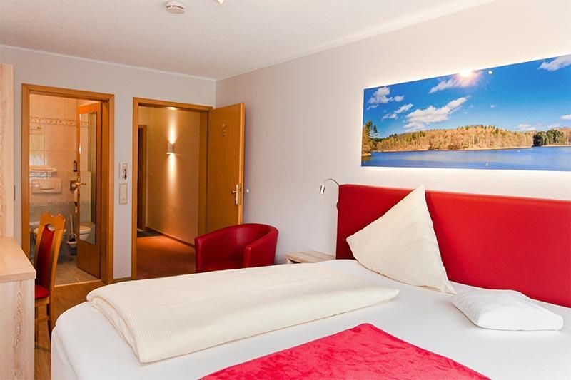 Ein Hotelzimmer mit einem großen Bild an der Wand über dem Bett