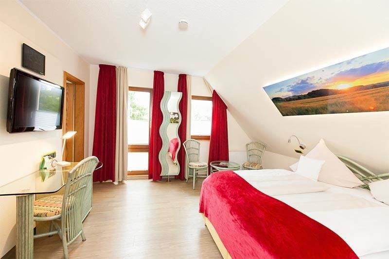 Ein Hotelzimmer mit einem großen Bett und einem großen Bild an der Wand