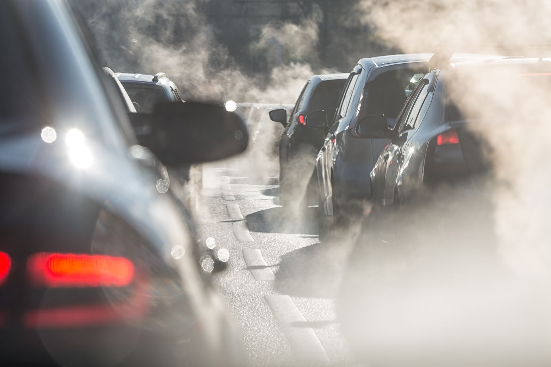 eine Reihe von Autos , die auf einer Straße fahren