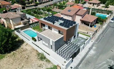 Una vista aérea de una casa con paneles solares en el techo.