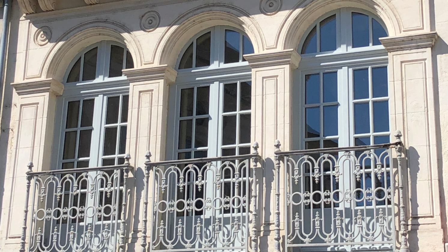 Fabrication de trois portes fenêtres en bois avec des croisillons