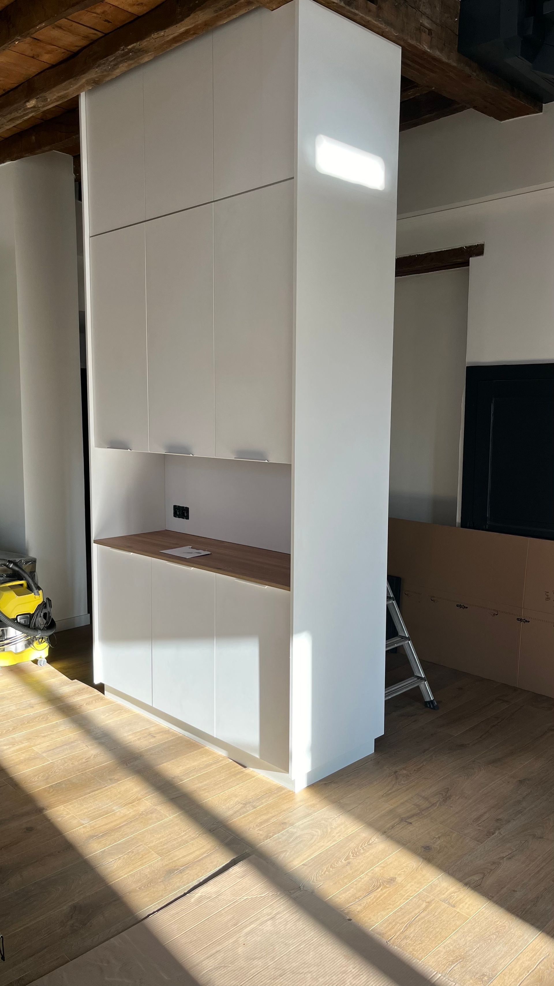 Création d'une grande étagère en bois dans un salon