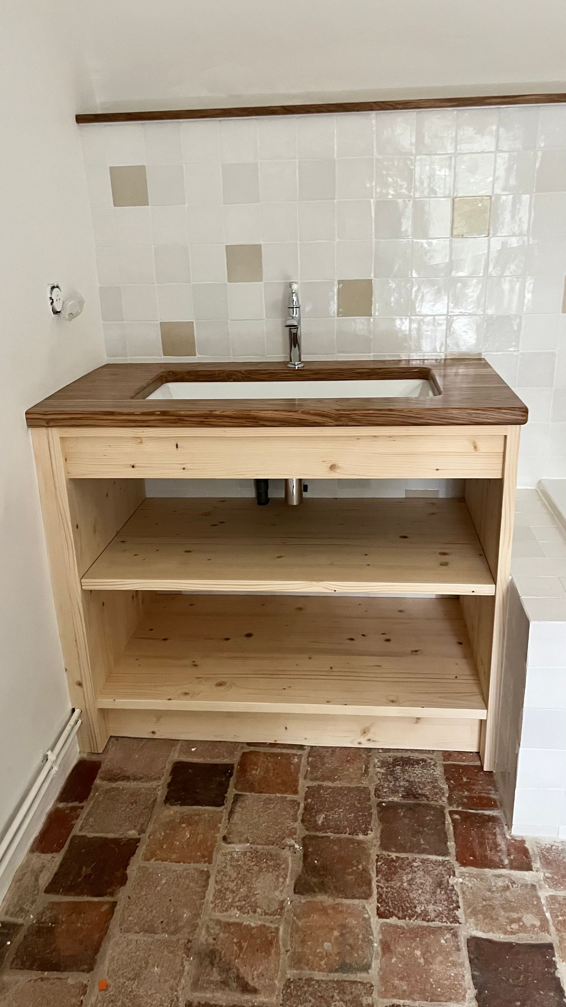 Fabrication et installation d'un évier avec étagères en bois