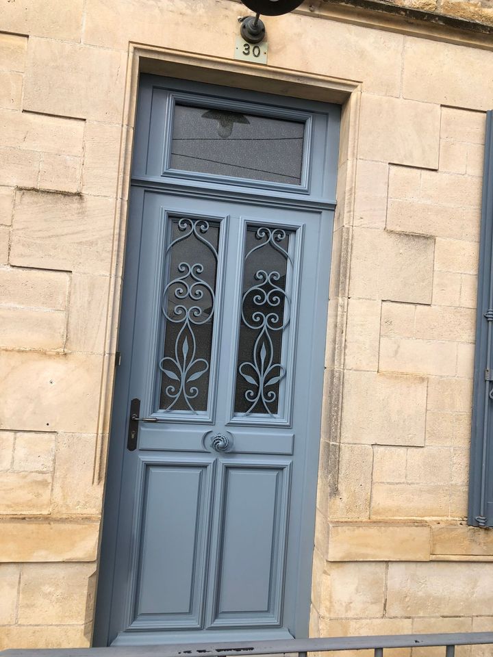 Une porte d'entrée gris anthracite