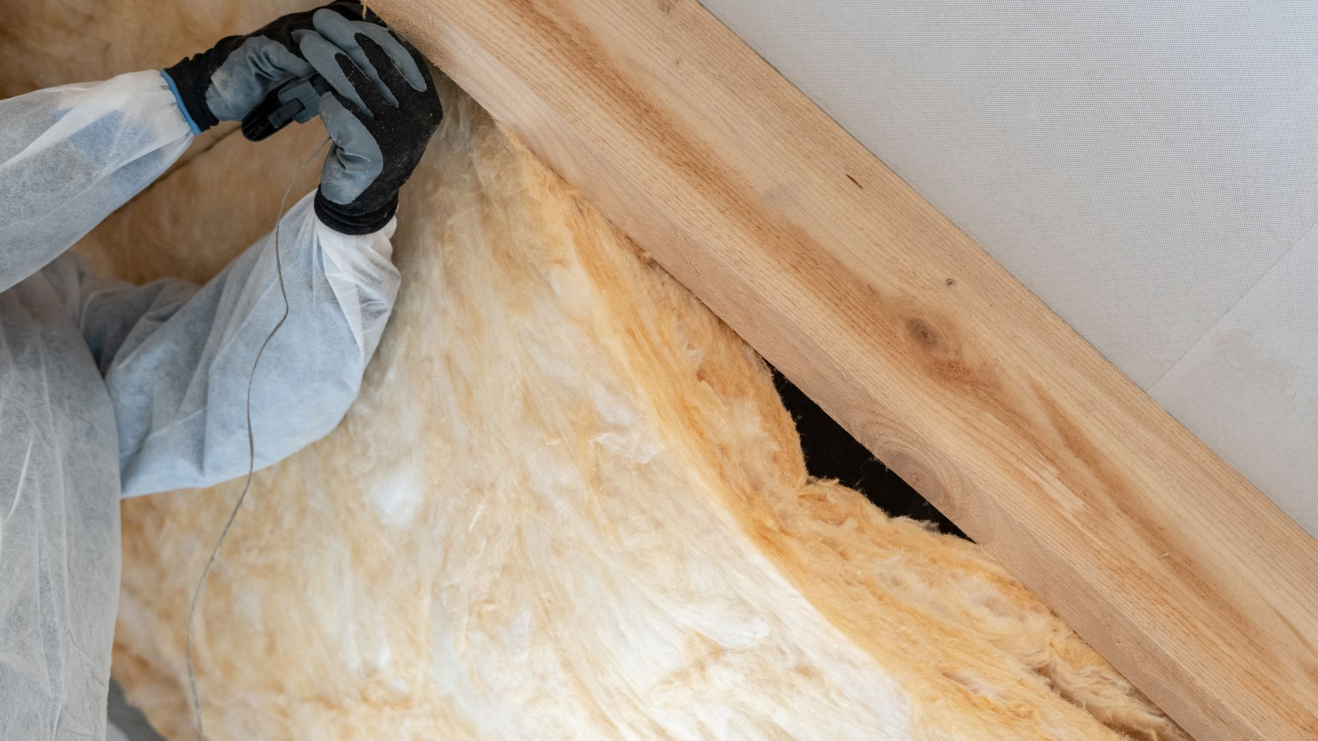 Pose de plaque de laine de verre dans les combles