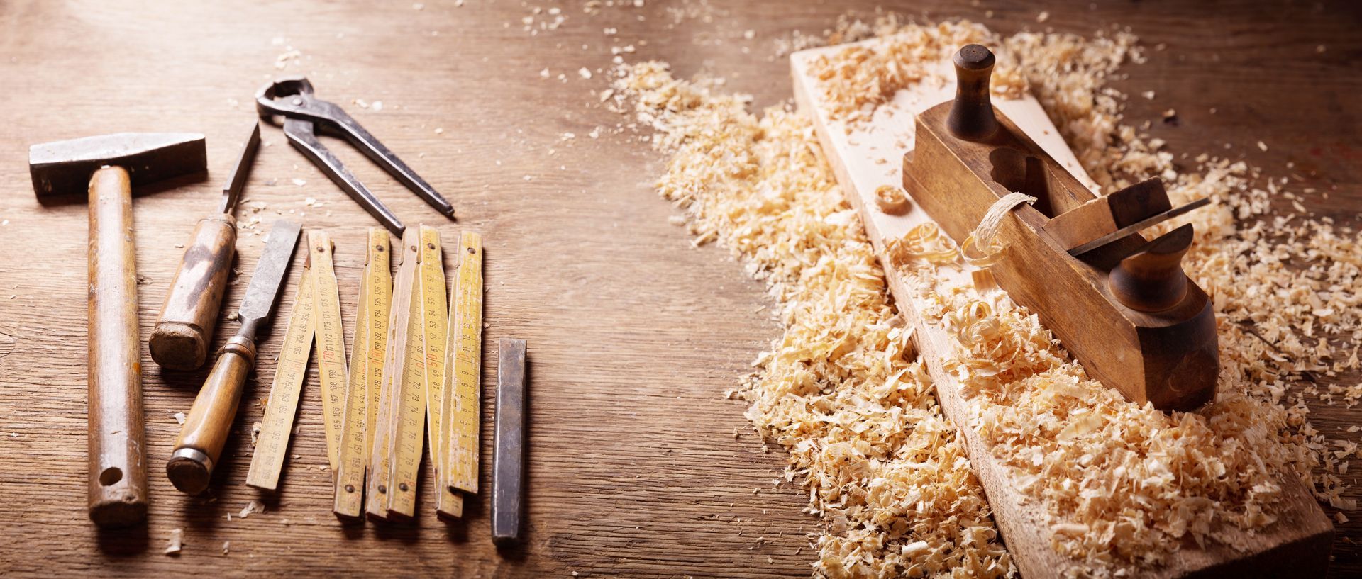 Des outils de menuisier avec des copeaux de bois à côté