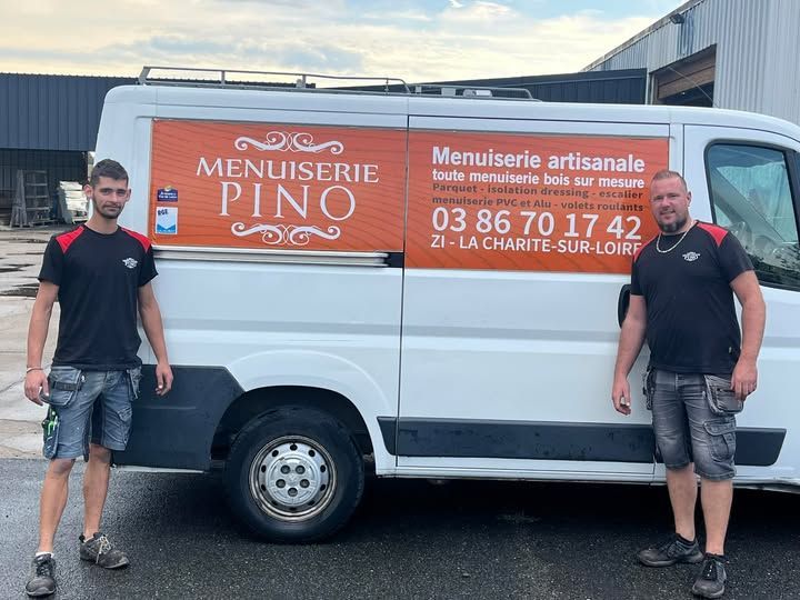Un menuisier travaillant le bois avec un fraiseur