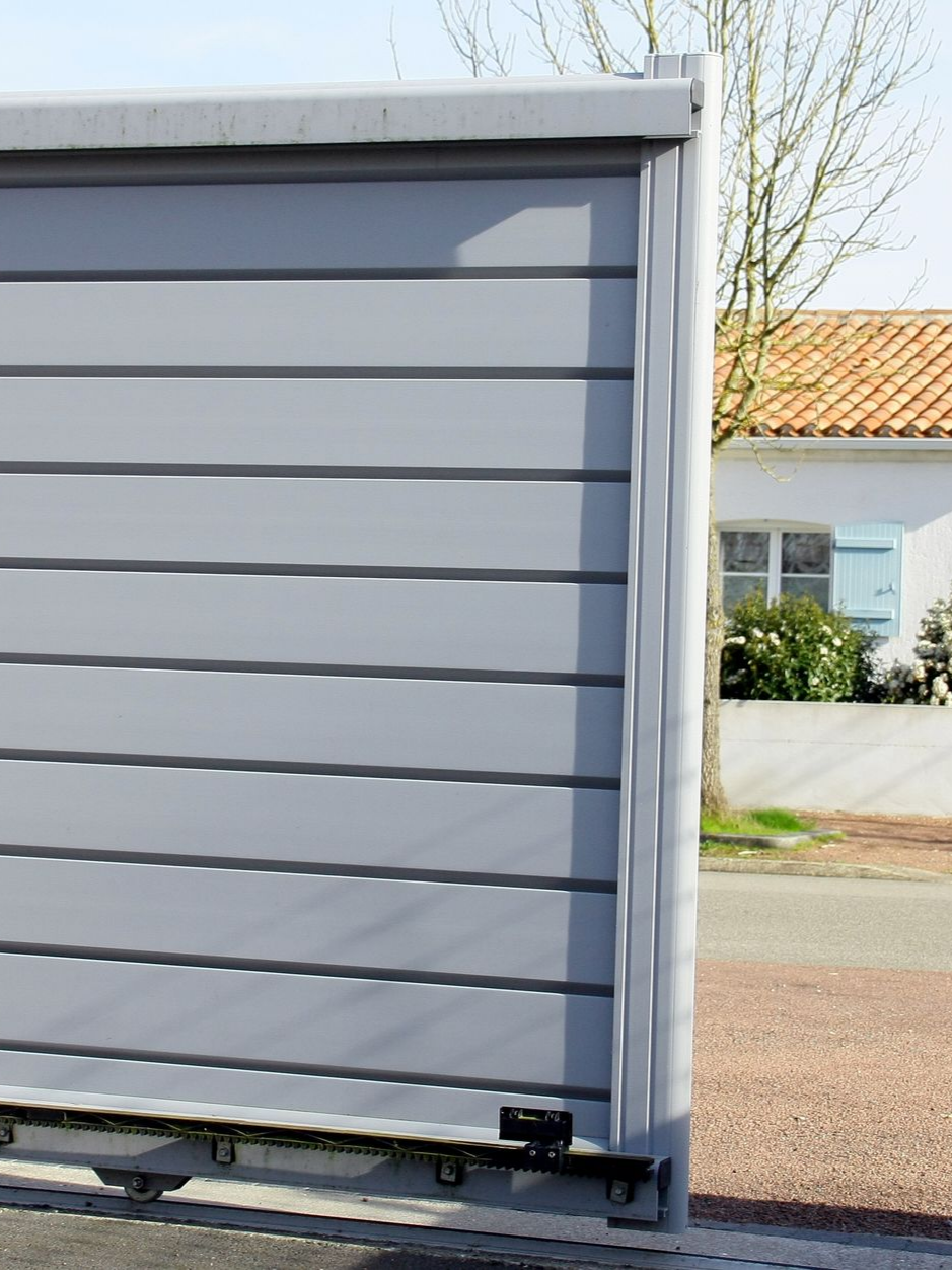 Portail coulissant en alu gris