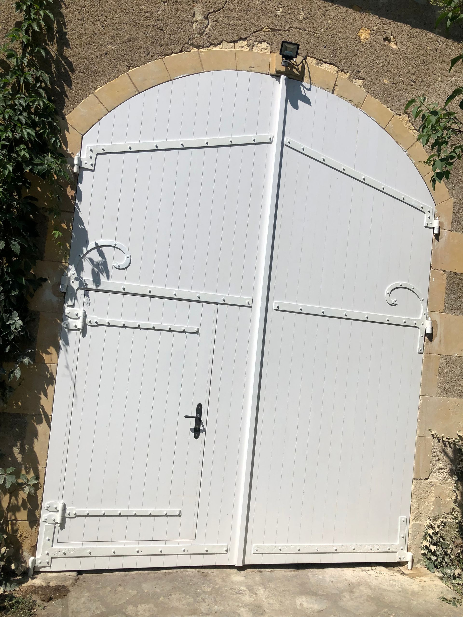 Fabrication d'une porte de grange blanche en bois