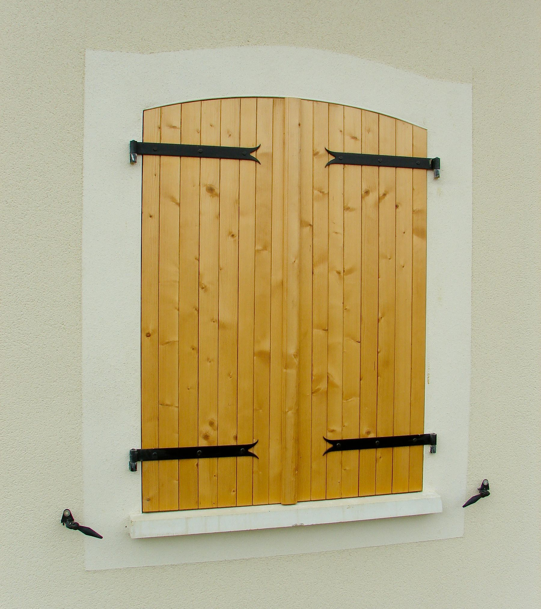 Des volets en bois fermé