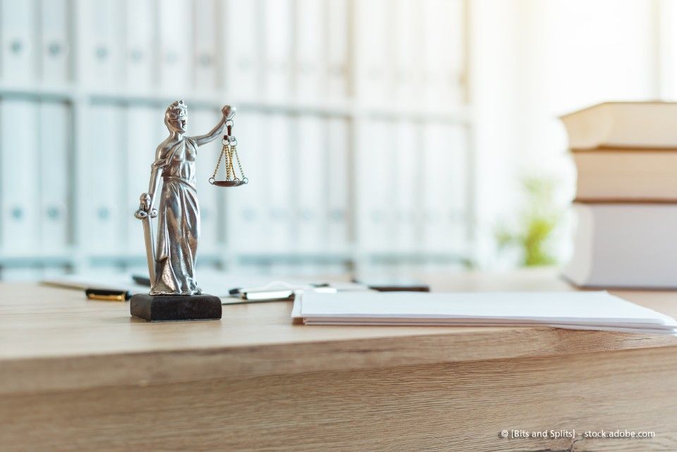 Schreibtisch mit Justitia-Figur