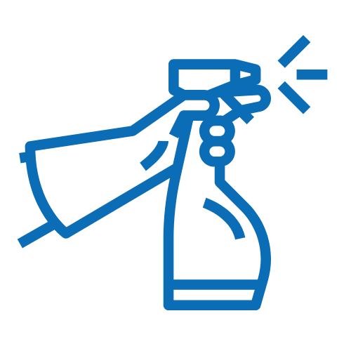 Una persona sostiene una botella de spray en su mano.