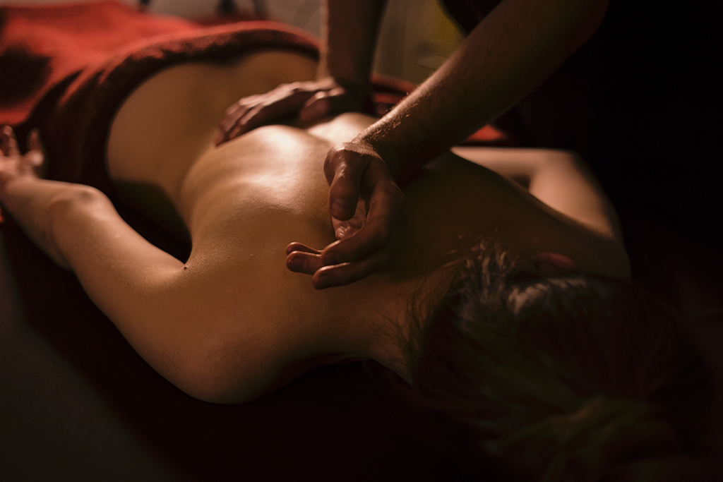 Massage du dos d'une femme