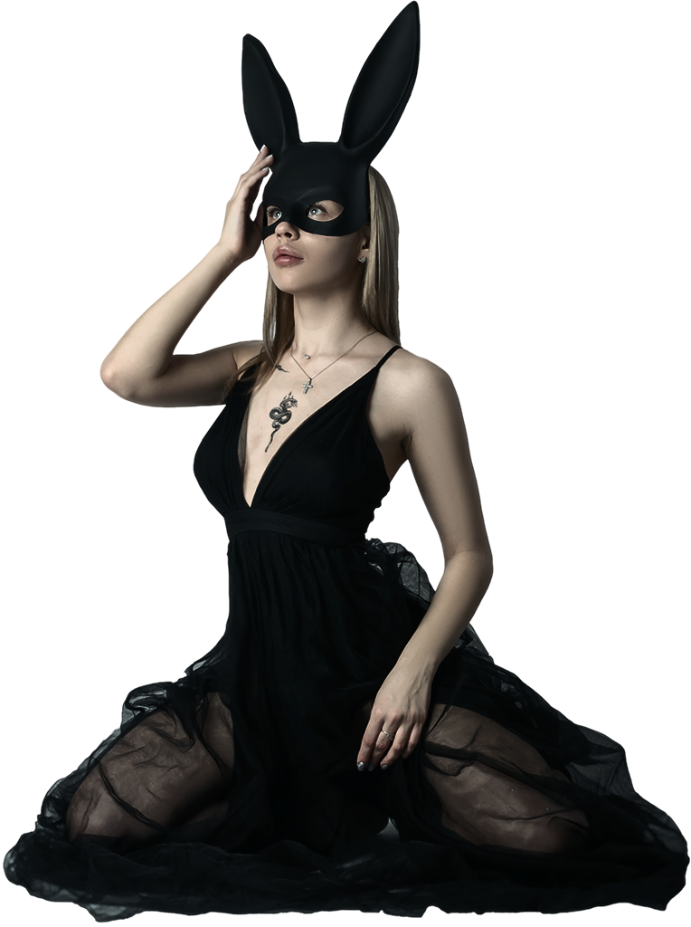 Une femme en robe noire et un masque de lapin