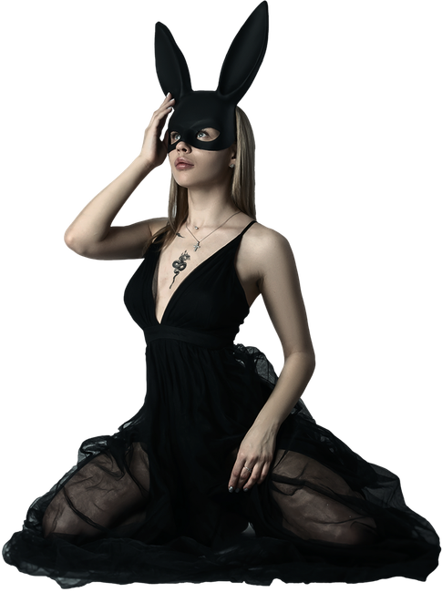 Une femme en robe noire et un masque de lapin