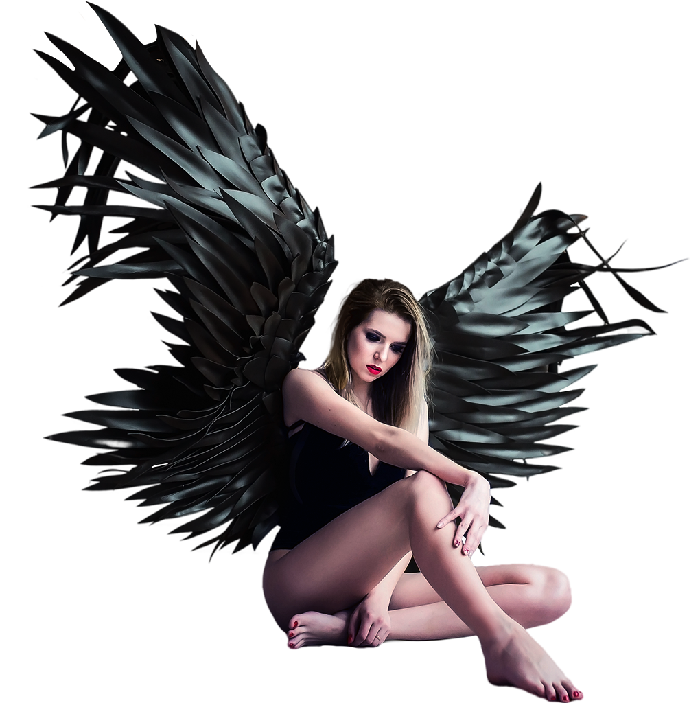 Un femme assise avec des ailes d'ange noires