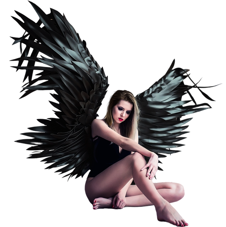 Un femme assise avec des ailes d'ange noires