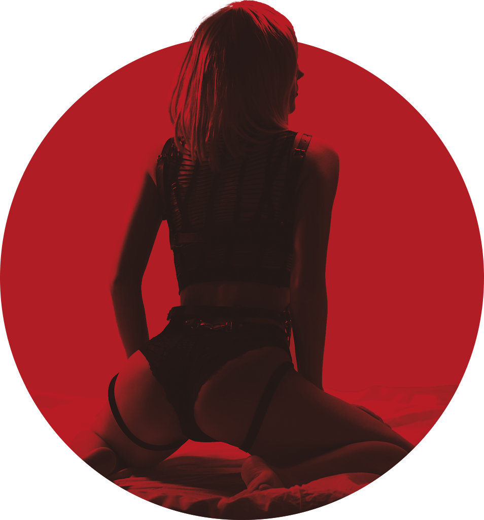 Une femme à califourchon, avec filtre noir et rouge
