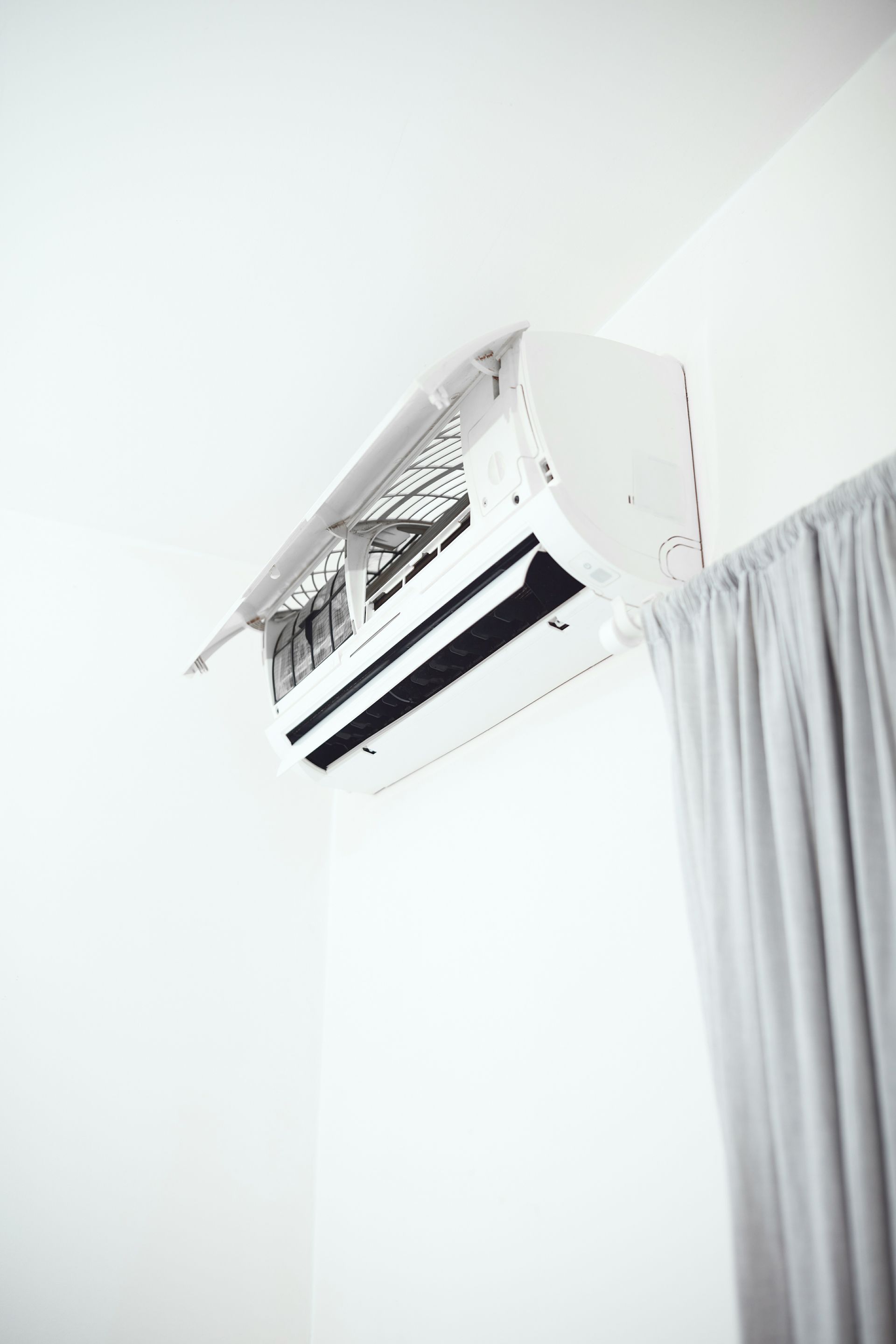Climatisation ouverte sur un mur blanc