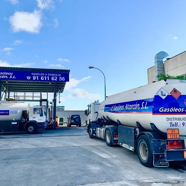 Un camión de gasolina está estacionado en una gasolinera.
