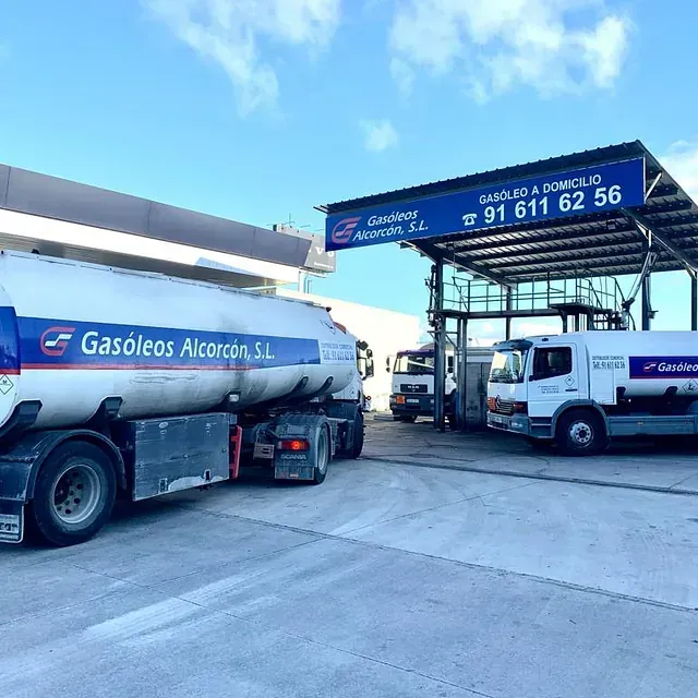 Un camión de gasolina está estacionado frente a un edificio.